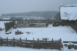 Arbeitsfläche hinter dem Haus des Holzhandwerkers in Haithabu 21-12-2009