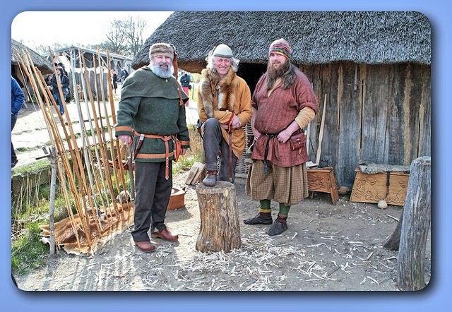 Wulf Freese (Museumsmoderator), Reinhard Erichsen (Museumswikinger), Lasse Bodenstein (Ex-Museumswikingerpraktikant und nun Student der Archäologie) auf dem 2. Frühjahrsmarkt - Museumsfreifläche Wikinger Museum Haithabu WHH 08-04-2012