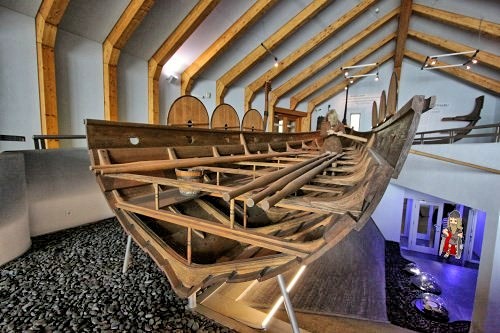 Ein Teil des königlichen Langschiffes wurde in der großen Schiffshalle von dem Wikinger Museum Haithabu nachgebaut. Aufnahme vom: 2. Juni 2013